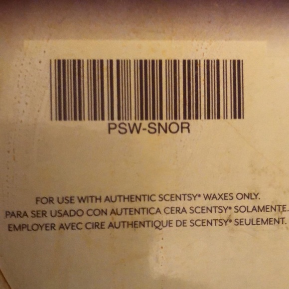 SNOWFLAKE RED by Scentsy Plug - In Warmer Retired pre-owned in Box - Picture 9 of 10